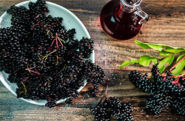 Siyah böğürtlen. Şişe içine sıkılmış olgun mürver böğürtleni. Doğal böğürtlen suyu. Homeopati.