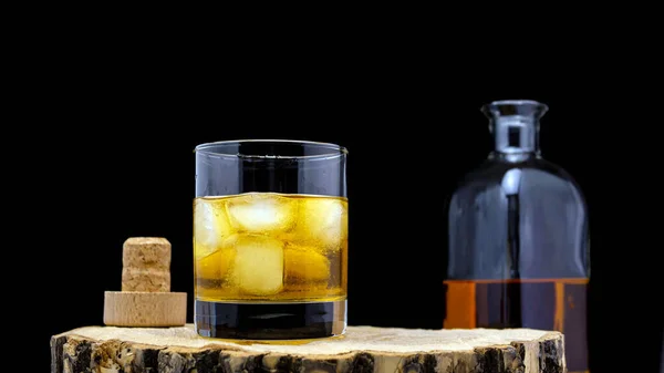 Whiskey Lodem Przezroczystej Szklance Czarnym Tle Szkocka Whisky Drewnianej Desce — Zdjęcie stockowe