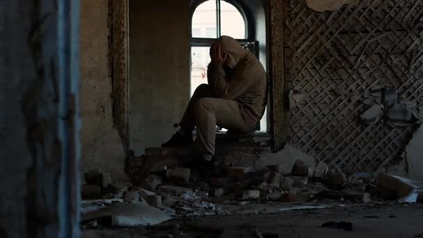 Hombre Enojado Viejo Edificio Ruinas Triste Persona Problemas Trabajo Vida — Vídeo de stock