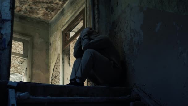 Tânăr Treptele Unei Case Abandonate Depresie Trist Persoană Probleme Sociale — Videoclip de stoc