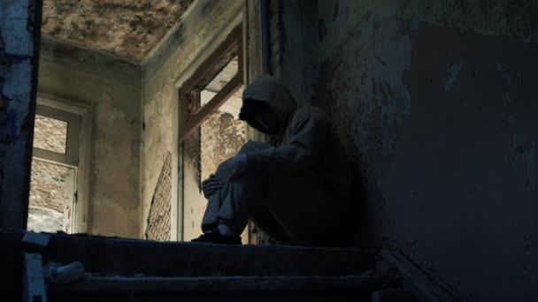 Foco Suave Pessoa Solitária Uma Casa Abandonada Tristeza Depressão Homem — Vídeo de Stock
