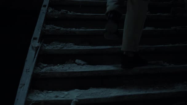 暗い環境で古いほこりの多い階段の上の男 登るか 古代の階段 恐怖を下る — ストック動画