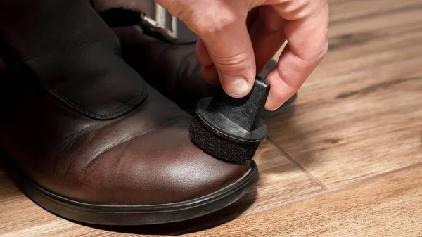 Limpeza Sapatos Com Uma Esponja Masculina Aplica Creme Para Sapatos — Fotografia de Stock