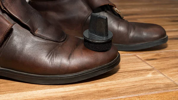 Limpeza Sapatos Com Uma Esponja Masculina Aplica Creme Para Sapatos — Fotografia de Stock