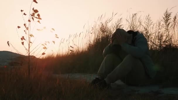 Ensam Man Naturen Lidande Desperat Man Vid Solnedgången — Stockvideo