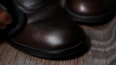 Bir ayakkabıcı erkekler için ayakkabı tamir eder, eski deri erkek ayakkabılarını kremle kaplar. Hakiki deri ayakkabılara kahverengi krem kullan.