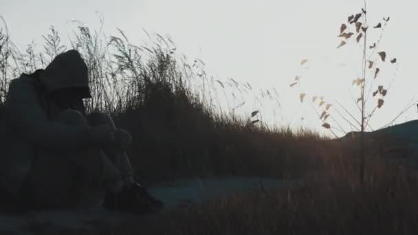若い男のための問題 苦しみに泣いて自然の中で孤独な男 日没の映画のトーンで絶望的な男 — ストック動画