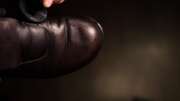 Miękkie Skupienie Mężczyzna Troszcząc Się Męskie Skórzane Buty Nakładamy Brązową — Wideo stockowe