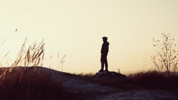 Silhouette Young Man Standing Mountain Pensive Man Dreaming Guy — Stock Video