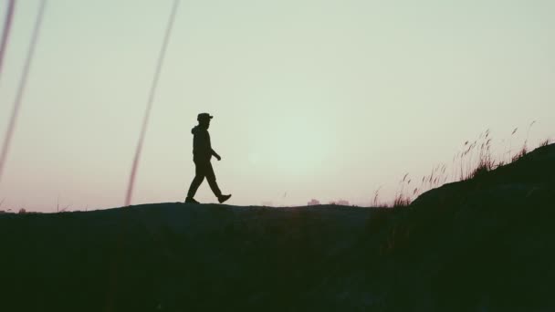 Silhouette Walking Man Sunset Top Mountain Young Man Shrouded Rays — Stock Video