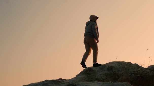 Мягкий Фокус Счастливого Молодого Человека Вершине Горы Закате — стоковое видео