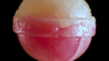 Yakın plan Candy çubuk üzerinde döner siyah arka plan, tatlı kırmızı şeker fotokopi alanı. Lolipop.