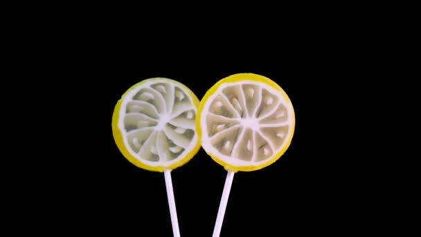 Льодяник Обертається Чорному Тлі Дитячі Лимонні Цукерки Карамельні Цукерки — стокове відео
