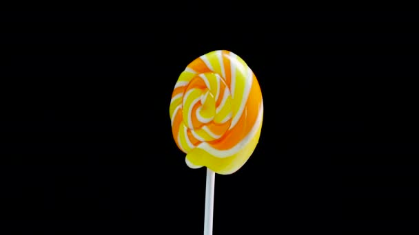 Roterende Fruitspiraallolly Een Zwarte Achtergrond Karamel Lolly Snoep Voor Kinderen — Stockvideo