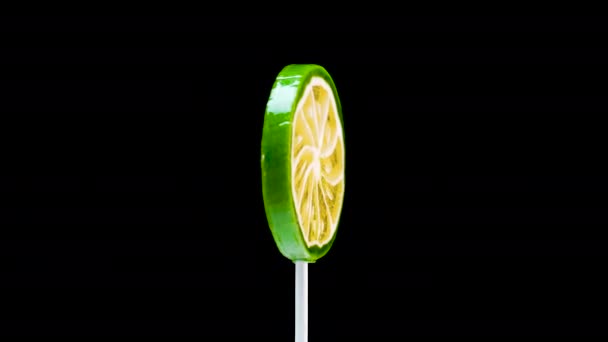 Rotierender Grüner Fruchtlutscher Auf Schwarzem Hintergrund Karamelllutscher Vorhanden Süßigkeiten Für — Stockvideo
