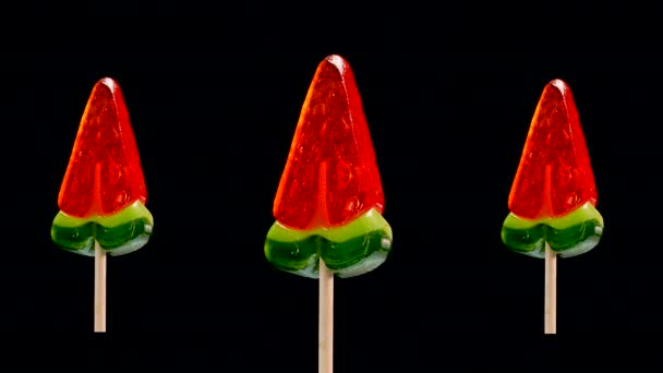 Czerwony Lizak Wiruje Czarnym Tle Lizak Arbuzowo Karmelowy Słodycze Dla — Wideo stockowe