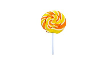Sarı spiral lolipop, beyaz arka planda izole edilmiş çubukta şeker.