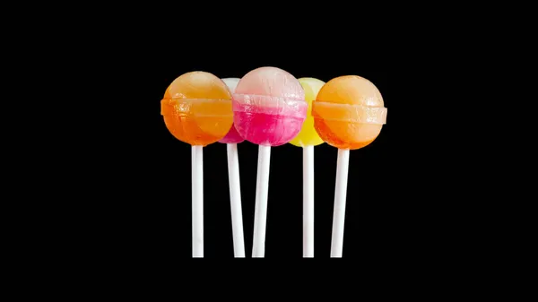 色彩艳丽的棒棒糖 棒棒糖复制空间 黑色背景上的棒棒糖 — 图库照片