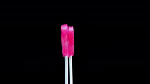 Lollipop Dos Corazones Palo Sobre Fondo Negro Caramelo Está Girando — Vídeos de Stock