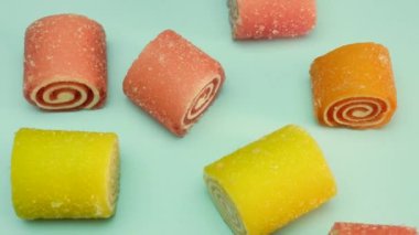 Manzara, marmelat reçeli, tatlı dilimlenmiş şekerler. Çocuklar için şekerleme. Jöle rulosu