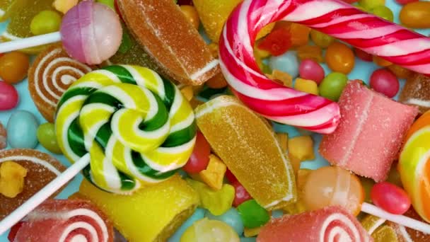 Lollipops Traditionele Suikerriet Sinaasappel Citroenmarmelade Gemengde Veelkleurige Snoepjes Spinnen Snoep — Stockvideo