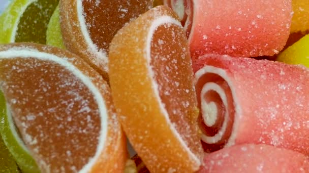 オレンジマーマレードとレモンのクローズアップ 子供のためのお菓子やお菓子のおいしいミックス — ストック動画