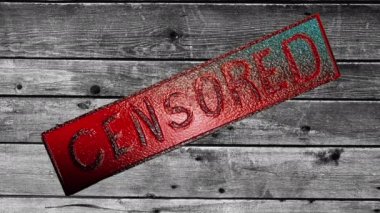 Tahta bir duvarda sansür damgası. Tablet şeklinde sansür kelimesi.