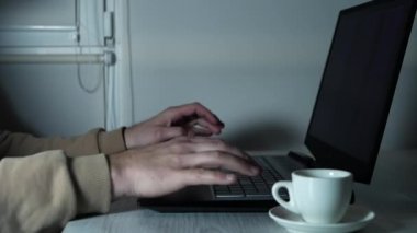 Ofiste internet işçisi, zaman aşımı. Evde çalışan bir adam dizüstü bilgisayarın monitörüne bakar. Masadaki adam.