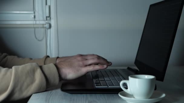 Trabajador Online Oficina Trabajando Casa Hombre Mira Monitor Portátil Hombre — Vídeo de stock