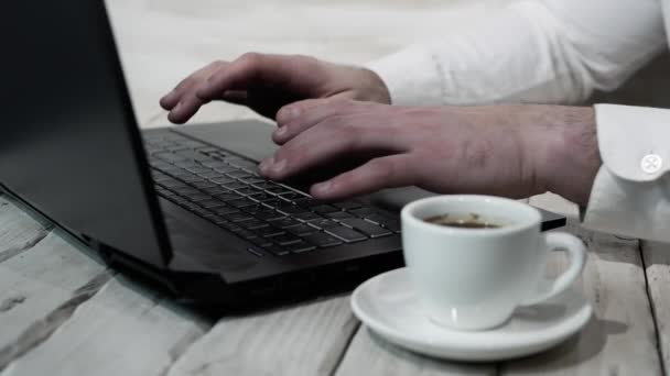 Programador Homem Com Uma Xícara Café Digitando Texto Teclado Computador — Vídeo de Stock