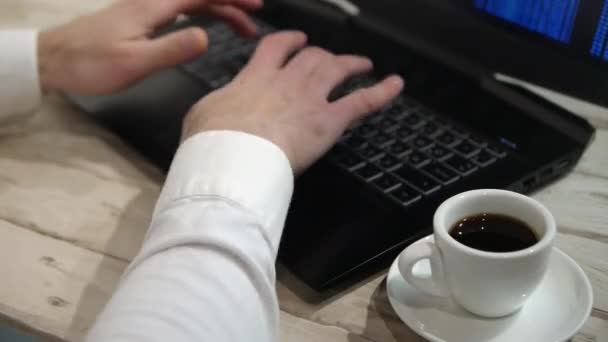 Freelancer Com Uma Xícara Café Vista Superior Digitando Texto Teclado — Vídeo de Stock