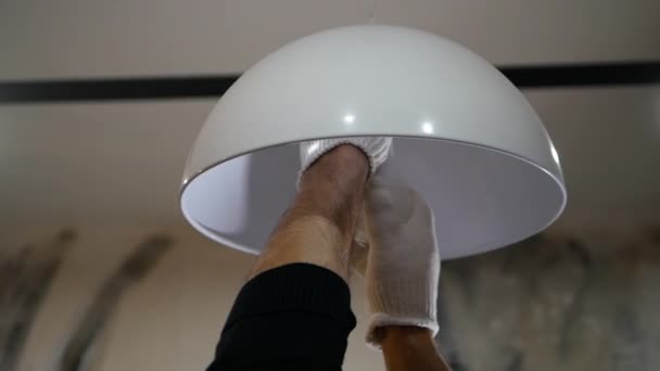 샹들리에에서 램프를 아파트의 전구를 — 비디오