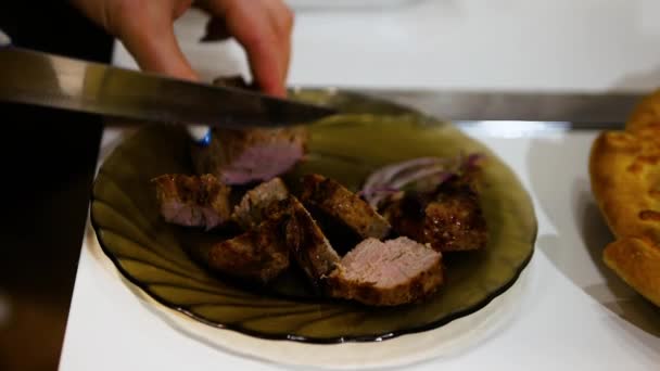 Chica Corta Carne Mesa Festiva Cocinando Comida Cocina Del Apartamento — Vídeo de stock