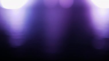 Sudan yansımanın mavi bokeh arka planı. Çok renkli yanıp sönen ampuller