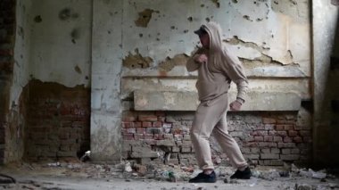 Mahvolmuş bir binada boks yapan genç bir adam, boks egzersizleri yapan bir adam.