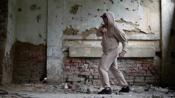 파괴된 건물에서 권투를 — 비디오