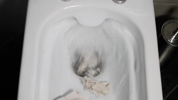 Närbild Spolning Toalettpapper Med Vatten Spola Toaletten — Stockvideo