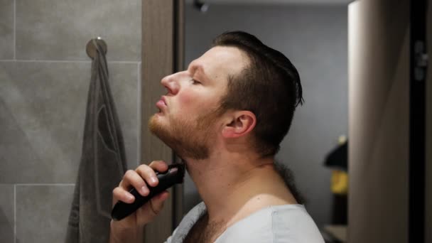 Jovem Usa Aparador Banheiro Homem Rapa Barba Com Uma Navalha — Vídeo de Stock