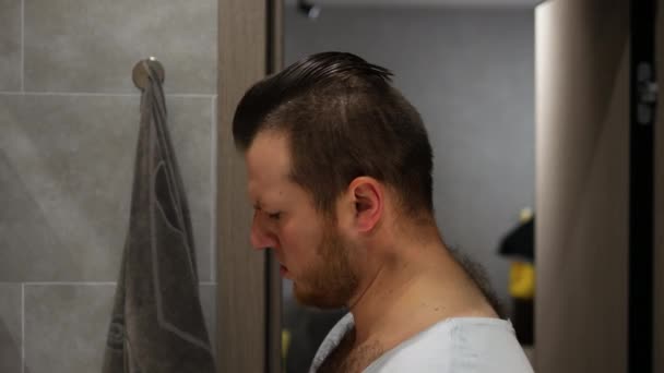 Burun Kıllarını Yolmak Genç Bir Adam Banyoda Aynanın Karşısında Dikilirken — Stok video