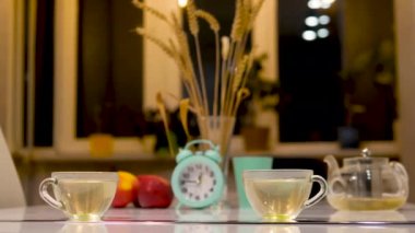 Çay fincanında doğal çay, içmek için bitkisel karışım. Sarı renkli siyah çay.