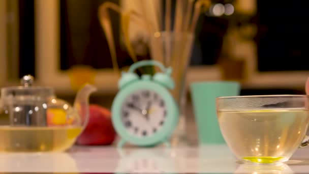 Limonlu Çay Şeffaf Cam Çaydanlık Beyaz Bir Mutfak Masasında Fincanda — Stok video