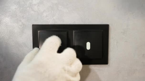 Maître Électricien Installe Interrupteur Couleur Noire Monte Interrupteur Dans Appartement — Video