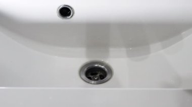 Musluktan şeffaf bir bardağa içme suyu dök.