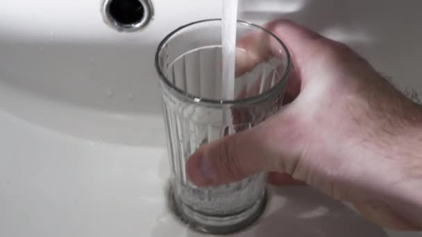 Egy Kéz Poharat Visz Csaphoz Öntsön Ivóvizet Csapból Egy Pohárba — Stock videók