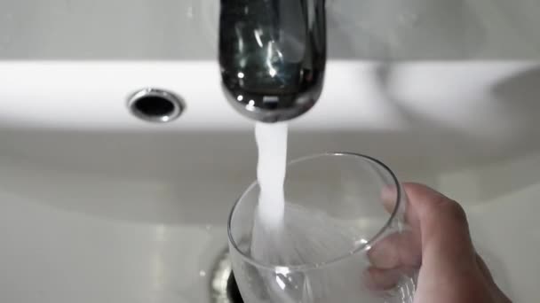 Câmera Lenta Uma Mão Traz Copo Para Torneira Despeje Água — Vídeo de Stock