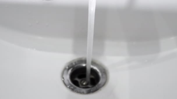 Hand Bringt Einen Glasbecher Den Zapfhahn Gießen Sie Trinkwasser Aus — Stockvideo