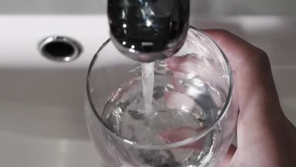 Vue Dessus Ralenti Une Main Apporte Verre Robinet Verser Eau — Video