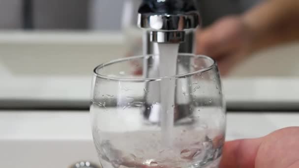 Primo Piano Uomo Mano Che Tiene Bicchiere Versare Acqua Potabile — Video Stock