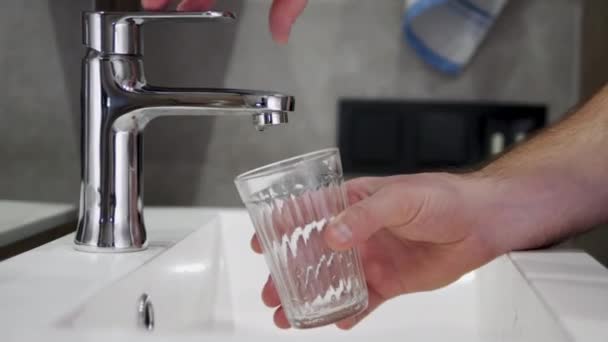 Gießen Sie Gefiltertes Trinkwasser Ein Glas Die Person Verbraucht Wasser — Stockvideo