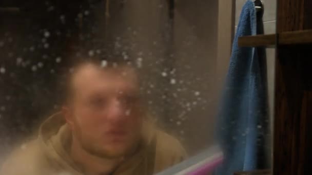Jeune Homme Lave Miroir Avec Détergent Accélération — Video